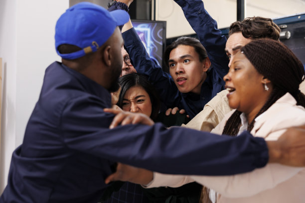 疯狂的人群闯入购物中心图片下载