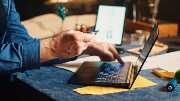 男裁缝在网站上购买布料图片下载