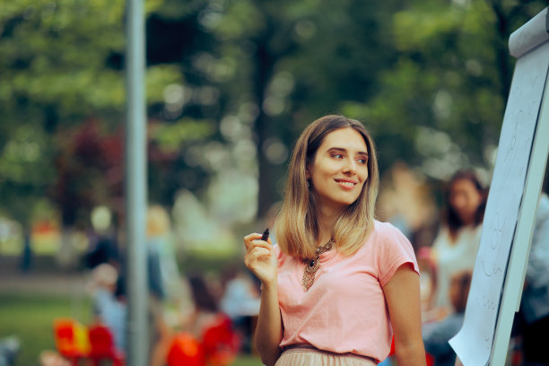 美术老师为孩子们举办户外绘画工作坊图片下载