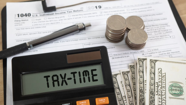 纳税时间在计算器上。商业和税收概念。每年该缴税了。政府，州税。数据分析，文书工作，财务研究，报告。计算纳税申报表。图片下载