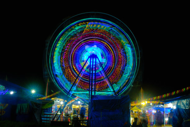 游乐园摩天轮的长曝光照片图片下载