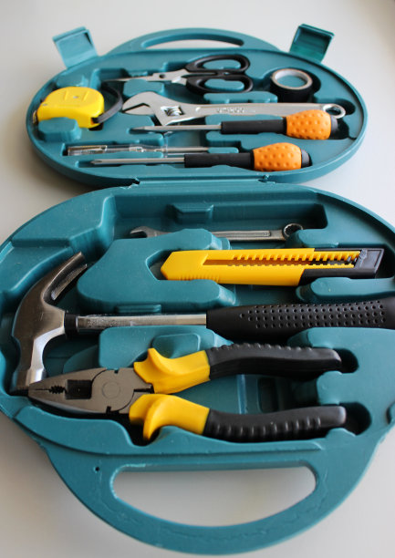 电修理工具排列在打开的塑料盒垂直库存照片图片下载