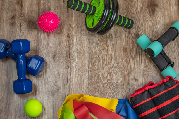 健身、体育运动及训练器材。哑铃，健身滚筒，刺状和光滑的针灸球，腹肌和背部滚筒，橡皮筋。积极生活方式的概念图片下载