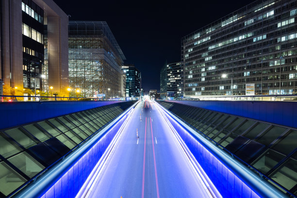 比利时布鲁塞尔，夜晚的洛伊街(Rue de la Loi)，交通繁忙的欧盟委员会总部大楼前。图片下载