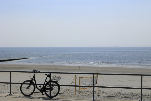 一辆自行车停在博尔库姆岛海滩的栅栏上图片下载