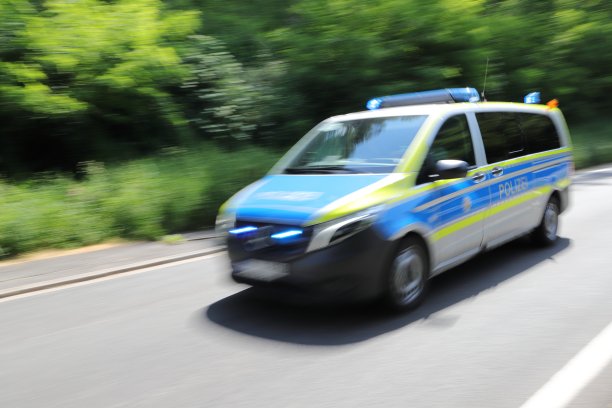 一名警察在他的车里执勤图片下载