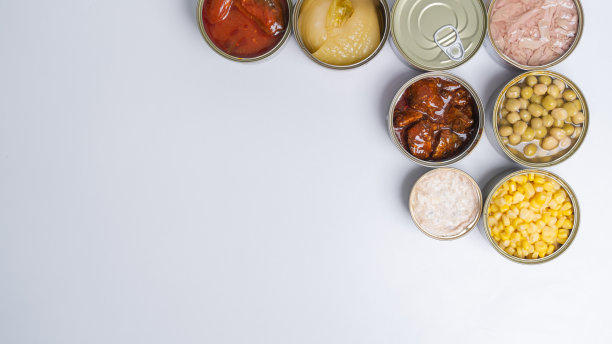 罐头食品俯视图照片，罐头与拉出环，金属包装。图片下载