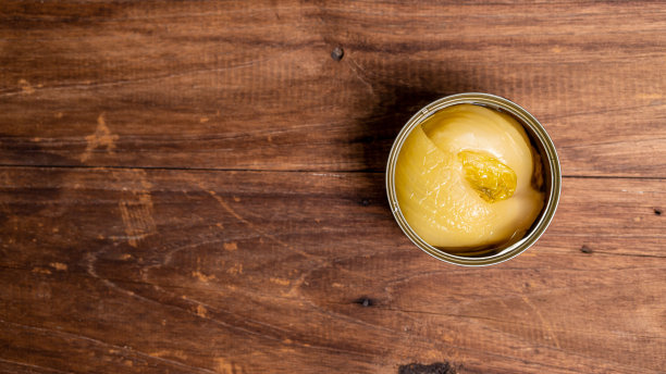 罐头食品俯视图照片，罐头与拉出环，金属包装。图片下载