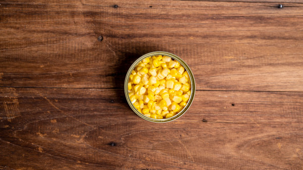 罐头食品俯视图照片，罐头与拉出环，金属包装。图片下载