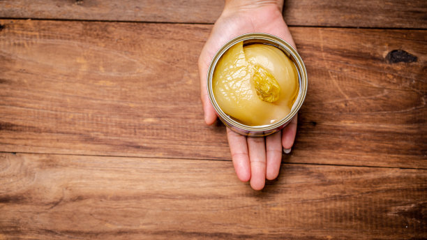 罐头食品俯视图照片，罐头与拉出环，金属包装。图片下载