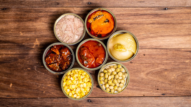 罐头食品俯视图照片，罐头与拉出环，金属包装。图片下载