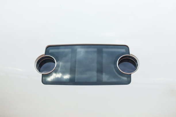 一艘豪华游艇的舷窗，特写。图片下载