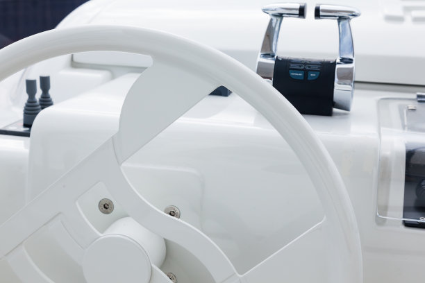 机动游艇控制板。方向盘，变速杆和控制按钮。图片下载