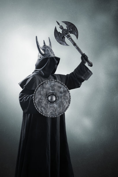 戴着角盔，手持双头战斧和圆形盾牌的战士图片下载