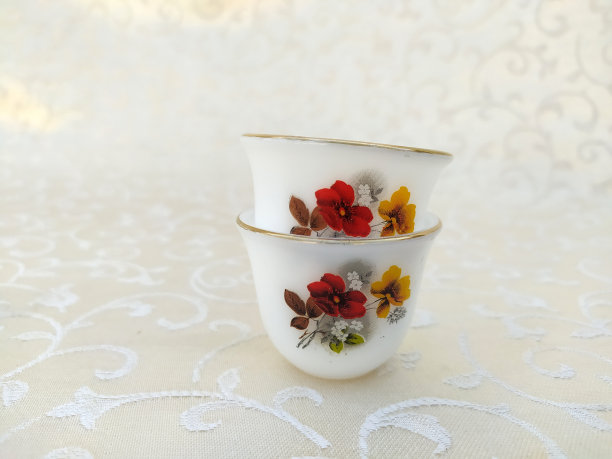 复古杯与花卉纹理是独特的安排在桌子上图片下载