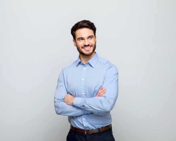 年轻的商人双臂交叉站着图片下载
