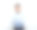 年轻的商人双臂交叉站着图片下载