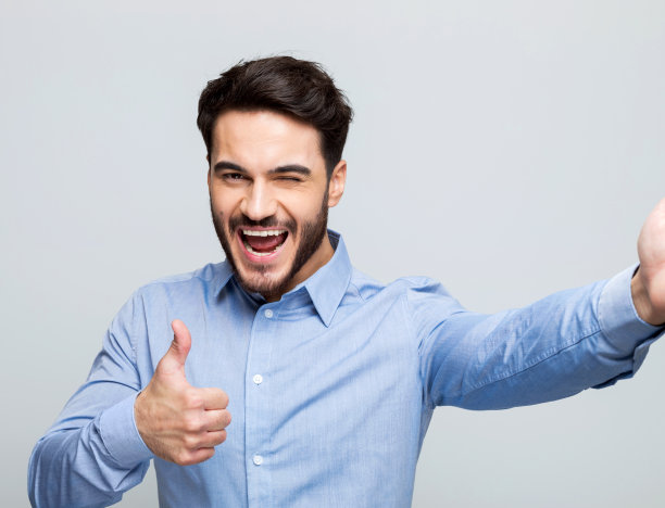 快乐的年轻商人自拍图片下载