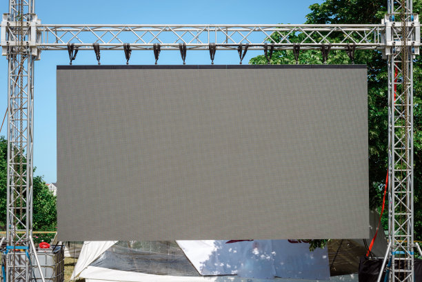 音乐会舞台上的设备。投影仪的屏幕。城市音乐会。共和国日庆祝活动。图片下载