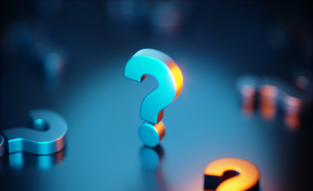 蓝色反射表面上的金属问号图片下载