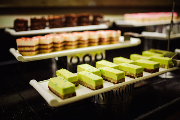 酒店里各式各样的甜点图片下载