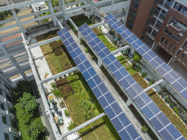 学校屋顶上的太阳能电池板。图片下载