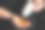 ω- 3。孕妇每天服用维生素。特写照片的女性手拿补品或维生素与一个白色的瓶子。放文字的地方。妊娠、治疗、医药保健理念。图片下载