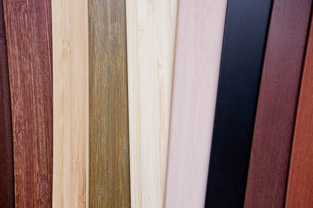 商店橱窗里的木制百叶窗样品图片下载