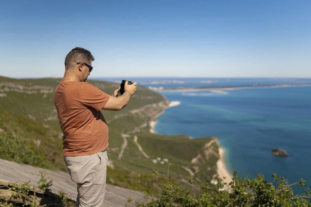 在观景台眺望大自然的人图片下载