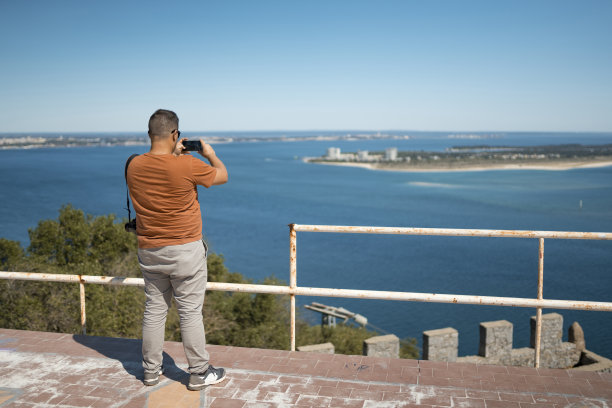 游客在拍海景图片下载