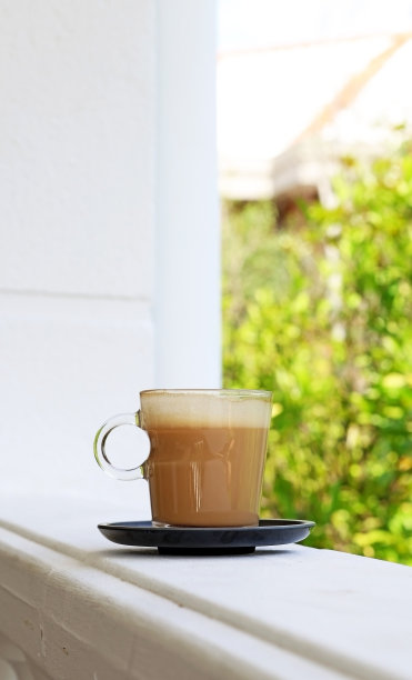 在花园里喝一杯拿铁。夏天的气氛图片下载