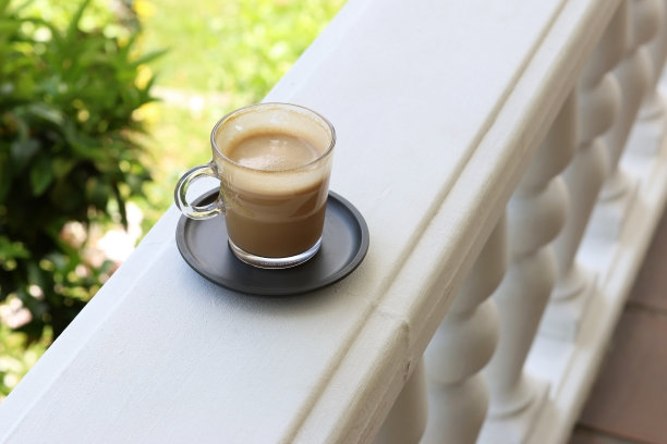 在花园里喝一杯拿铁。夏天的气氛图片下载