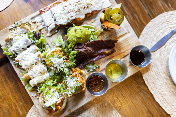 餐桌中央的食物可以分享图片下载
