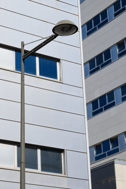 在一个阳光明媚的日子里，市中心的现代建筑立面图片下载