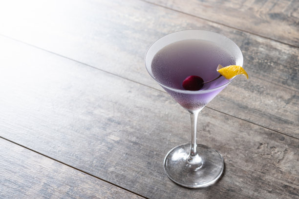 木制桌子上的经典航空鸡尾酒图片下载