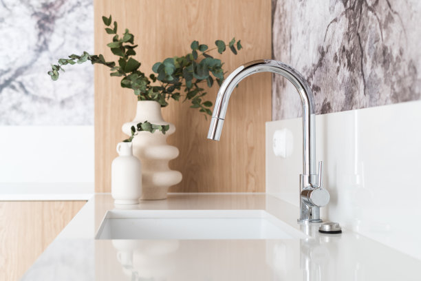 现代公寓里的新水龙头，特写图片下载