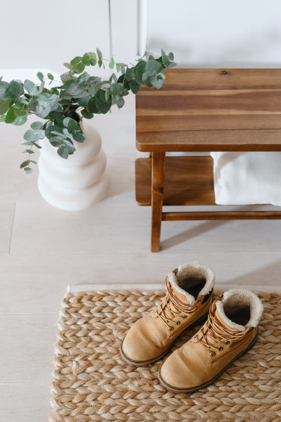 走廊内部的细节与地毯和装饰图片下载