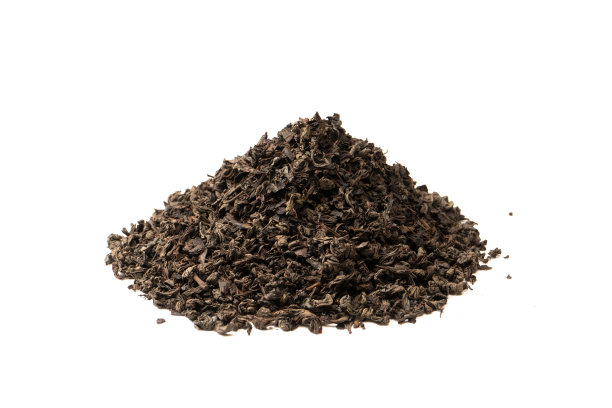 在白色背景上分离的干茶叶。图片下载
