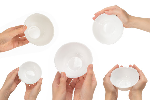 女人手里的白碗孤立在白色上。图片下载