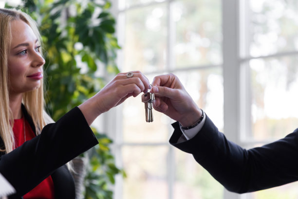 女经纪人将出售住宅的钥匙交给男客户图片下载