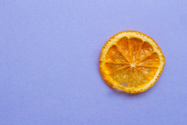 干橙片在彩色背景图片下载