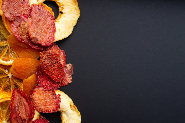 黑色背景上的干果图片下载