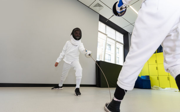 少年女子在花剑比赛上图片下载