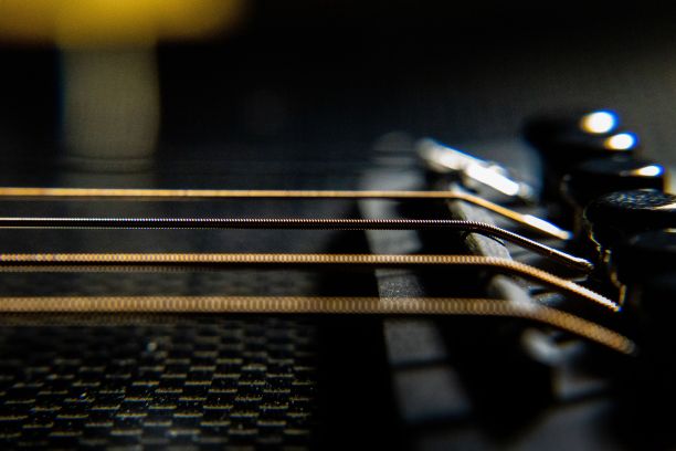 近景的电吉他烦躁与黄色灯在顶部图片下载