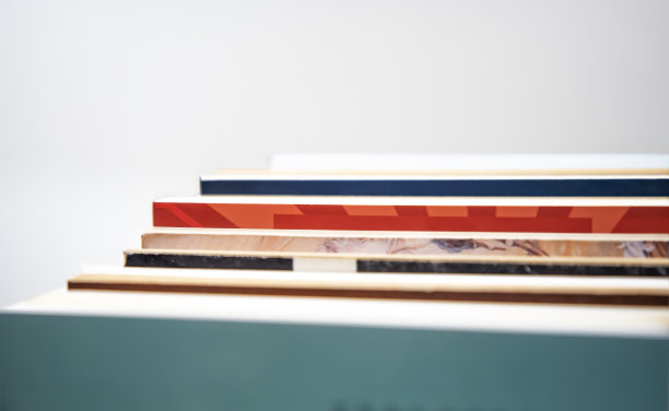 一堆关于自己的书。抽象的背景与书籍的边缘。文本的复制空间。图片下载