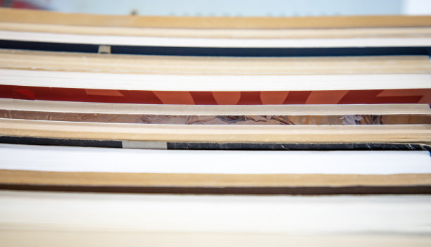 一堆关于自己的书。抽象的背景与书籍的边缘。文本的复制空间。图片下载