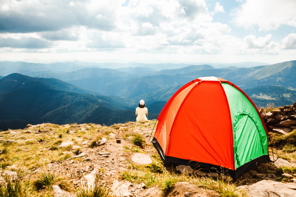 在山顶上搭帐篷的女人图片下载