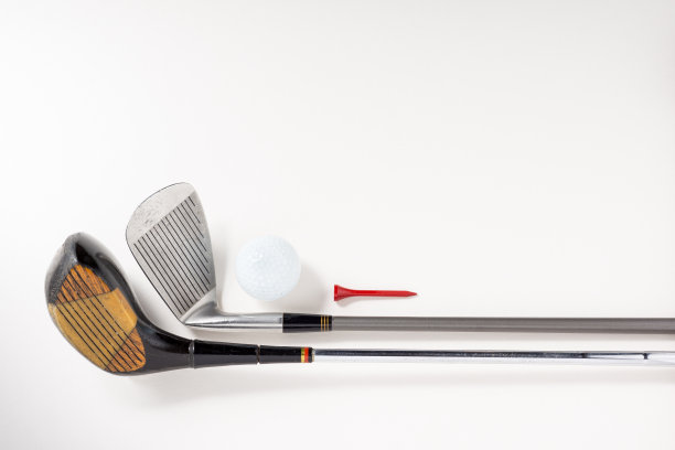 旧高尔夫球杆的球和球座图片下载