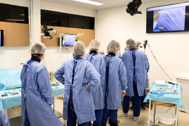 医学院学生轮流练习解剖图片下载