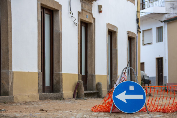 交通标志，各种各样:方向指示、禁止转向、工程、警告儿童……在葡萄牙的一个城市图片下载